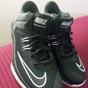 Brand New youth size Nike Air Versitile ll